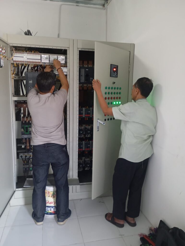 Pengetesan setting panel LVMDP & Capacitor bank. Proyek PT. CNE manyar gresik Pengetesan setting panel LVMDP & Capacitor bank. Proyek PT. CNE manyar gresik